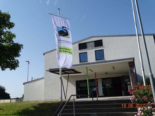Zur diesjährigen Hauptversammlung wurde die Flagge des Heimatvogelschutz Langenburg e.V. gehisst