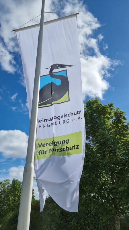 Die Flagge des Heimatvogelschutz Langenburg e.V. vor der Stadthalle Langenburg