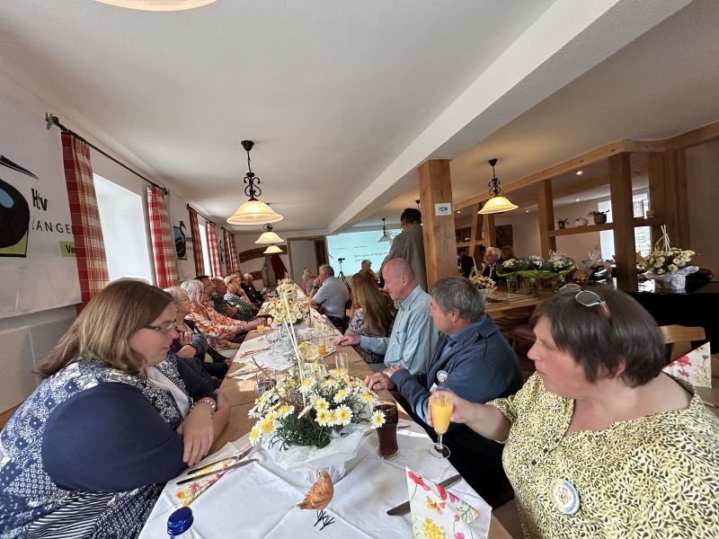 Johann Pollanka begrüßt die Gäste der Jubiläumsfeier des Heimatvogelschutz Langenburg e.V.