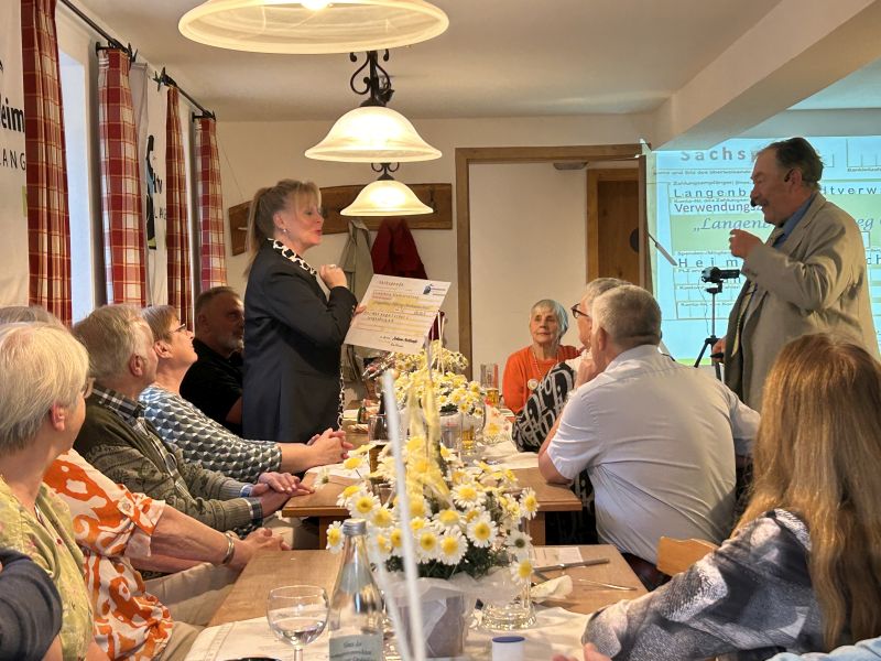 Der Verein macht der Stadt Langenburg ein unverhofftes Geschenk: Eine Spende in Höhe von 332,01€