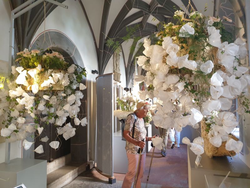 Blumenschau im Kreuzgang der Basilika St. Vitus