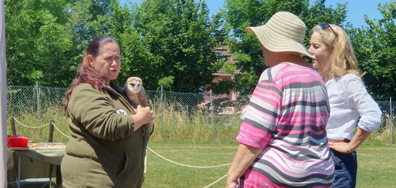 Frau Kugler mit Lotte der Schleiereule