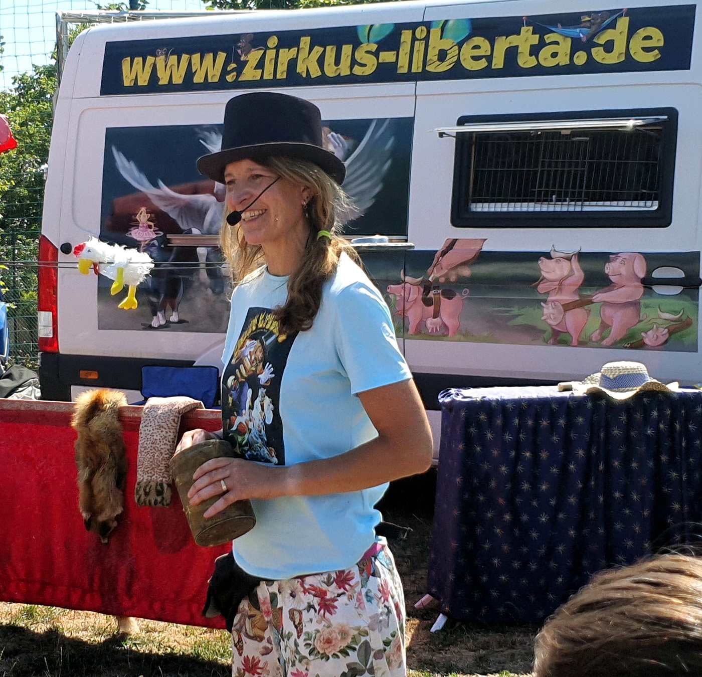 Brigitte präsentiert die tierischen Artisten des Zirkus Liberta